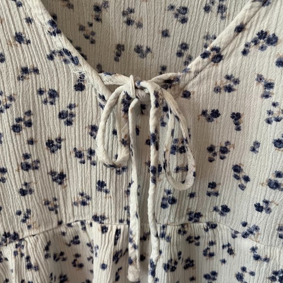 Hippie Rose Peplum Blue and White Floral Top tie detail front Size Large - Picture 3 of 11